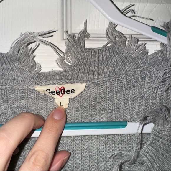 ✨$8!✨Geegee Gray V-Neck Distressed Frayed Hem Rib Knit Sweater - Picture 2 of 5